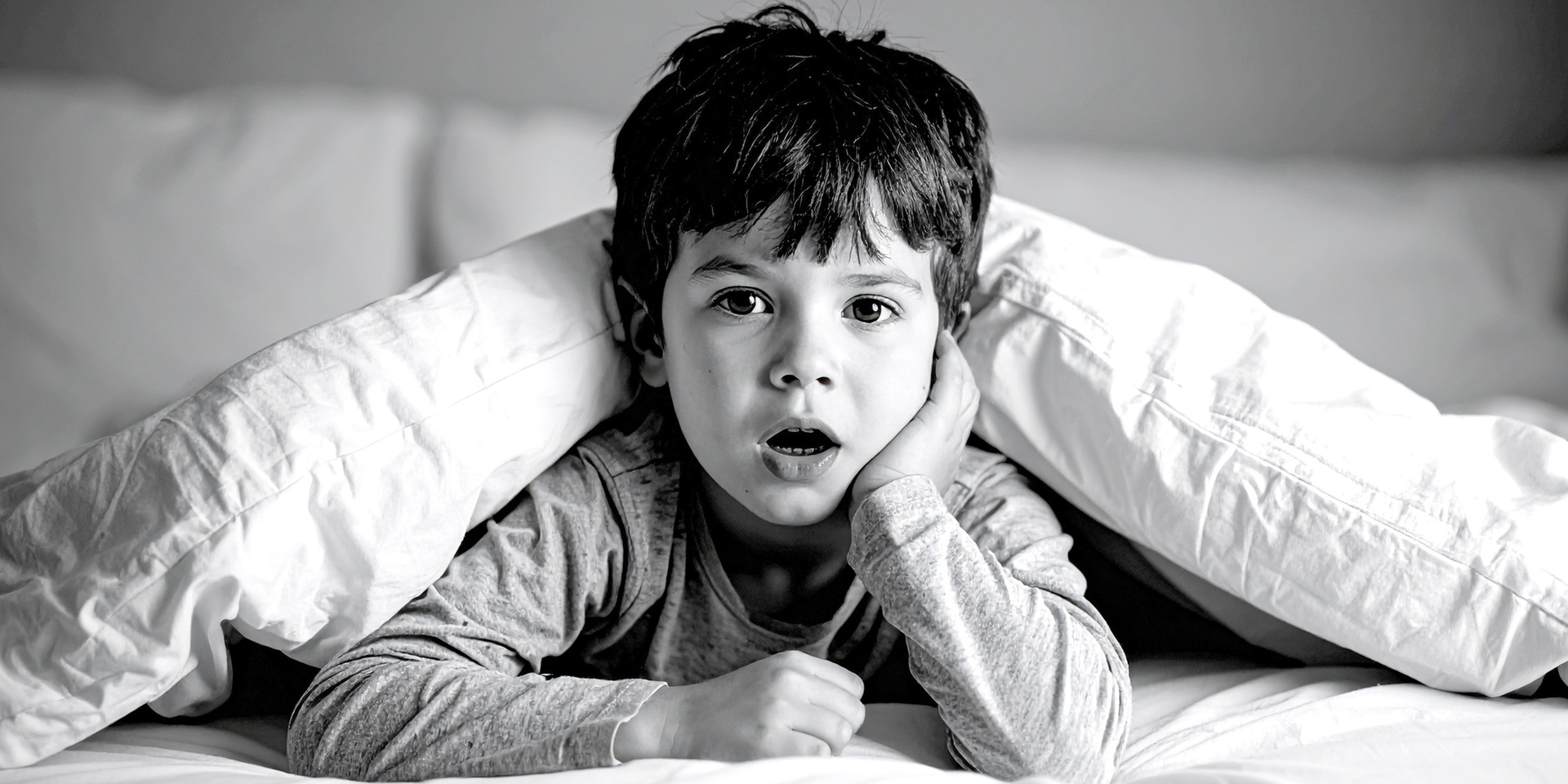 Dziecko pod kołdrą